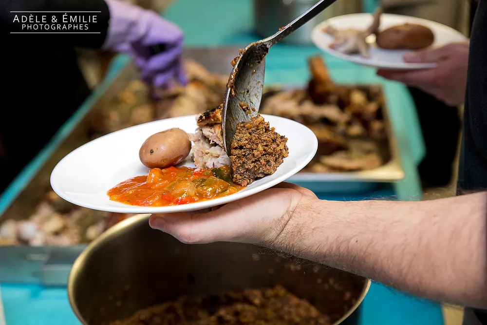 Assiette servie : cochon grillé, farce maison et accompagnements