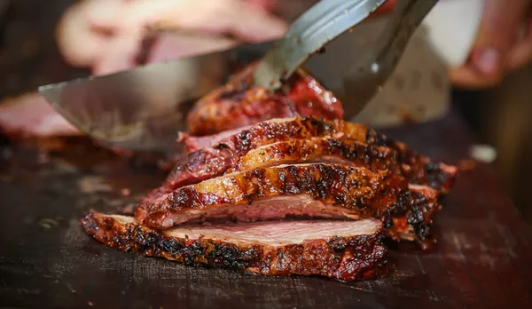 Tranches de cochon grillé découpées